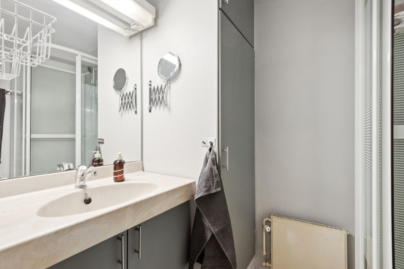 Det er nedfelt servant på baderommet Galleribilde