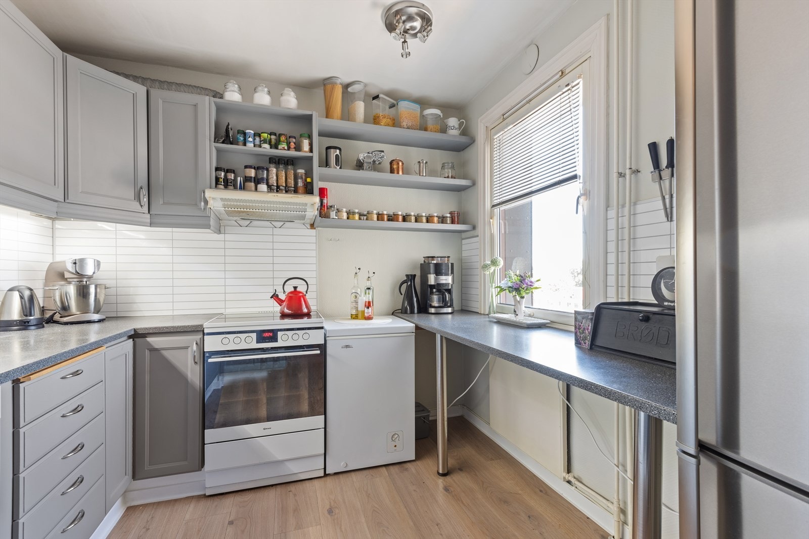 Kjøkkenet har frittstående komfyr og kjøl/fryseskap. Oppvaskmaskinen er underbygget. Galleribilde