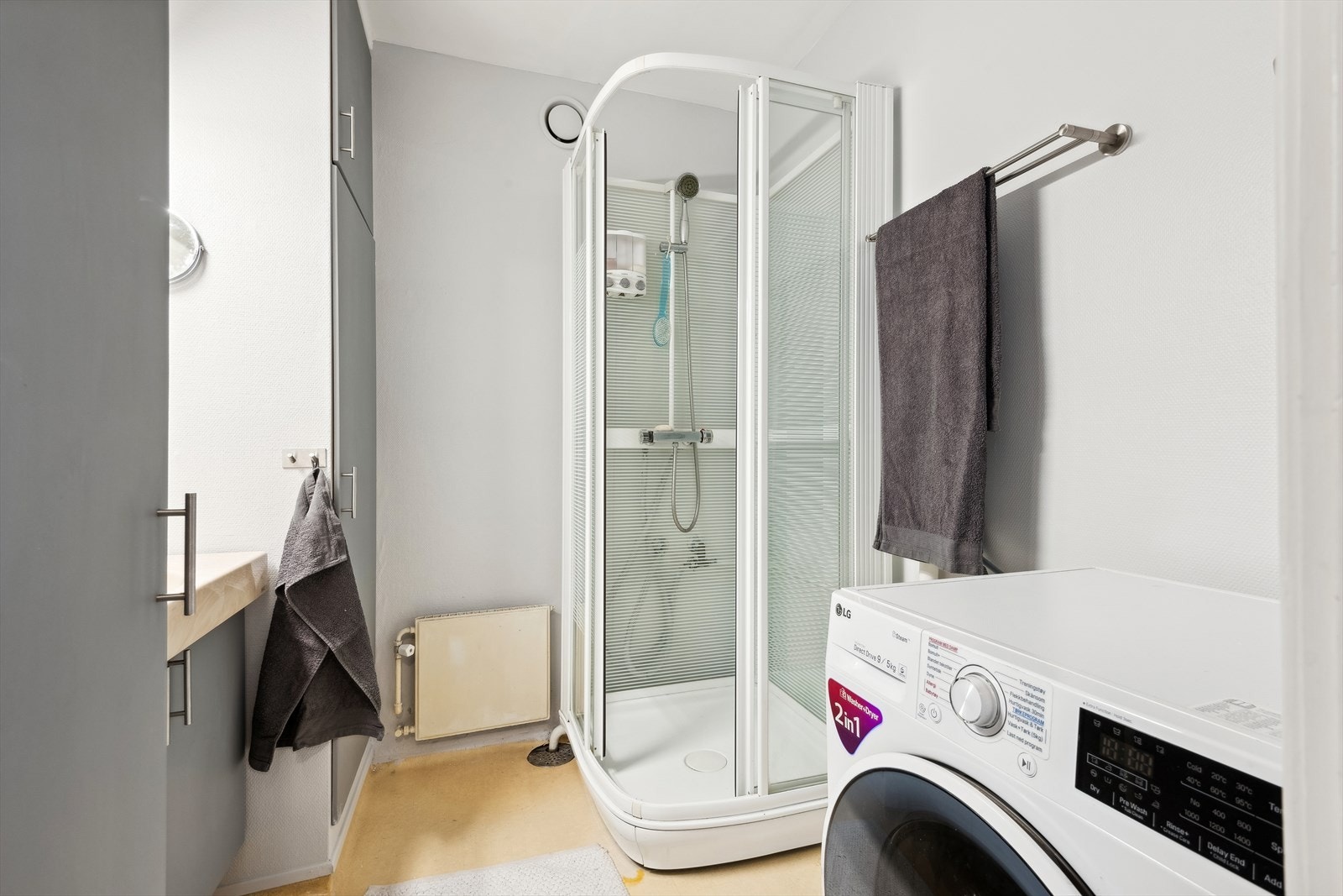 Ukjent alder på baderommet, og det må oppgraderes for å tåle normal bruk. Dusjkabinett gjør at rommet får lite vannbelastning Galleribilde