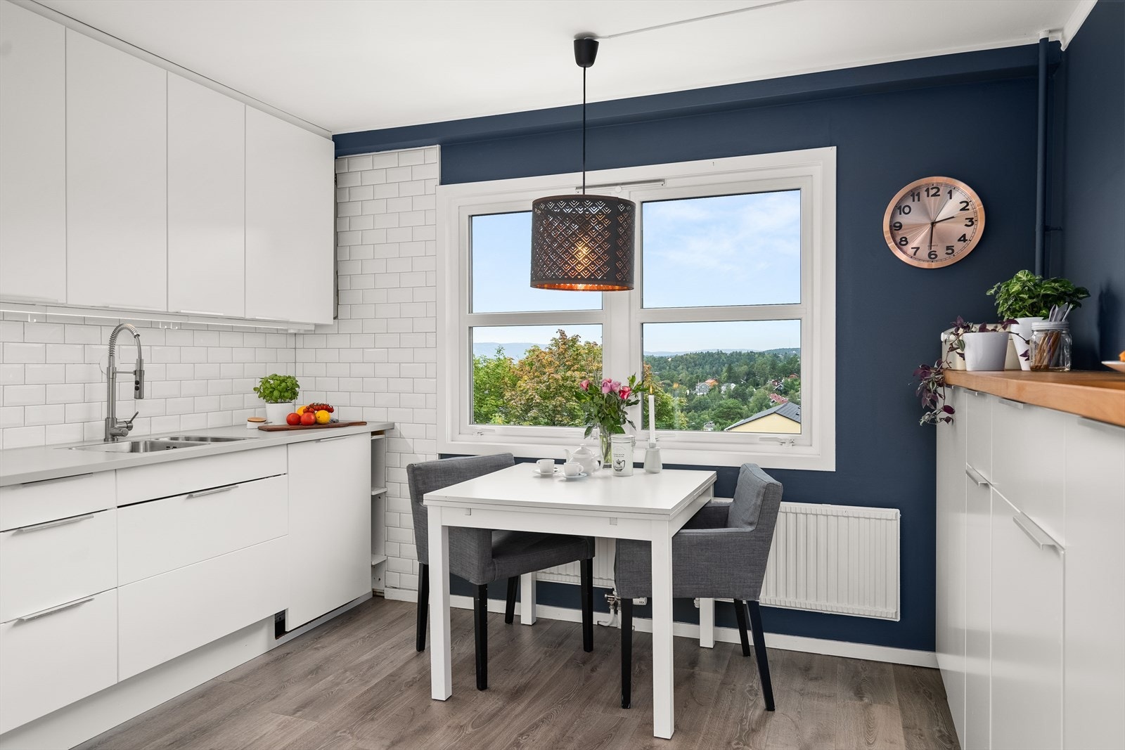 Kjøkkenet ligger i et separat rom og har plass til en egen spisegruppe. Galleribilde