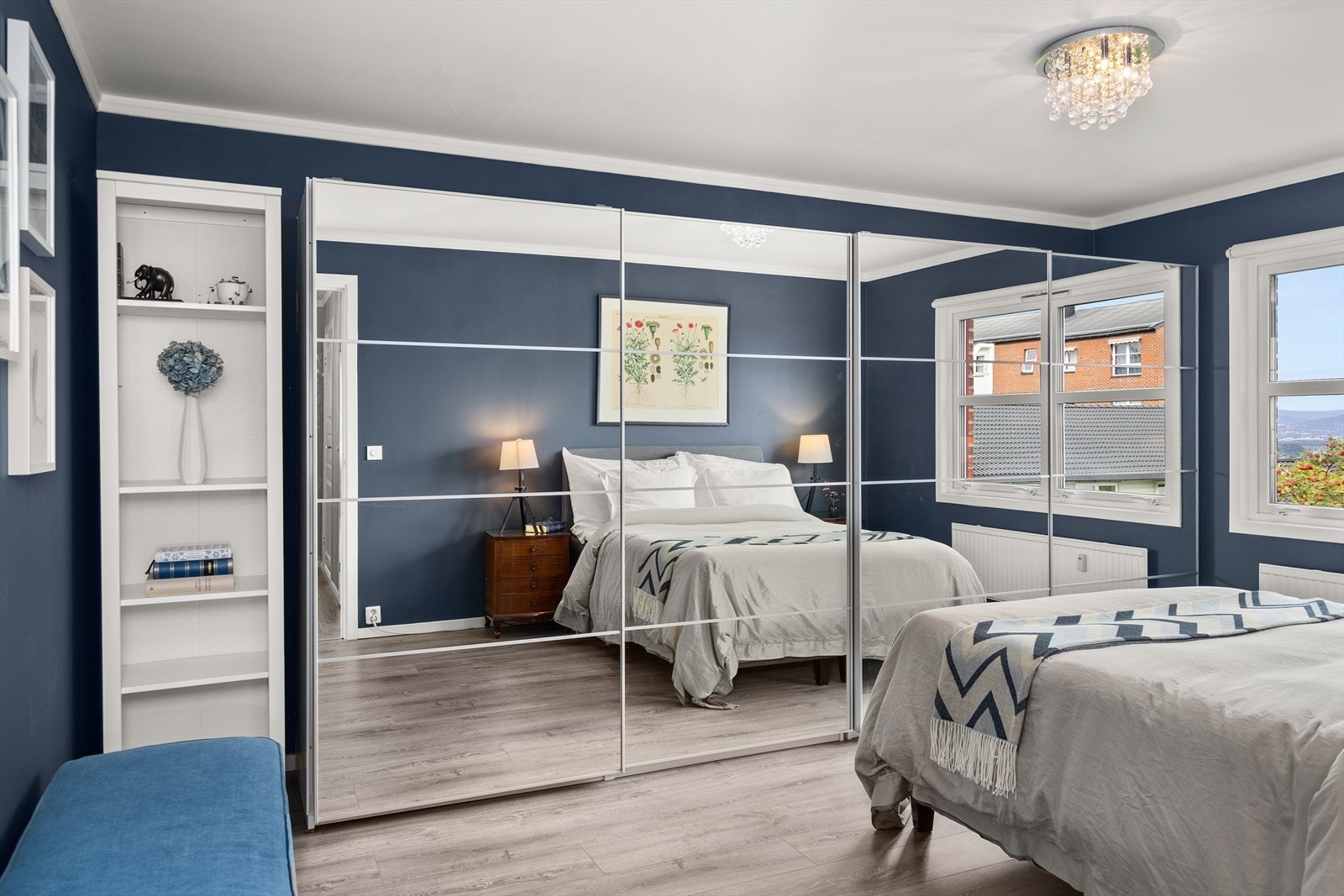 Soverommet har dobbel skyvedørsgarderobe med god plass til klær og annen oppbevaring. Galleribilde