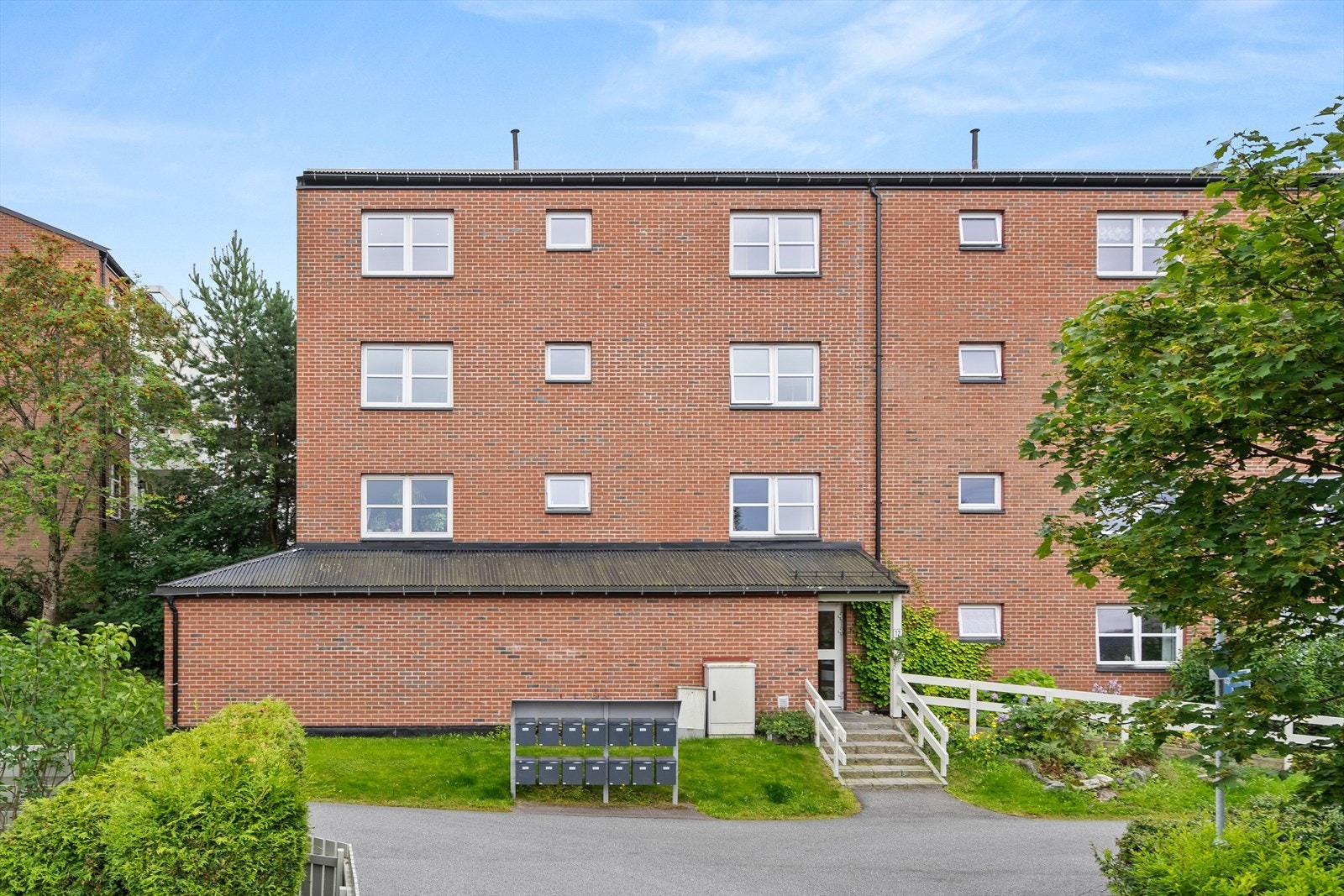 Asperud Borettslag ble bygget i 1982 og består av 342 andeler og ett næringslokale. Borettslaget er kjent for et godt bomiljø og hyggelige naboer. Galleribilde