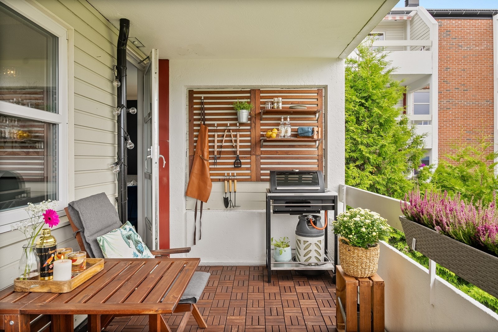 Balkongen er på ca. 9 m² og har god plass til utemøblement. Gulvet er belagt med trebrikker. Galleribilde