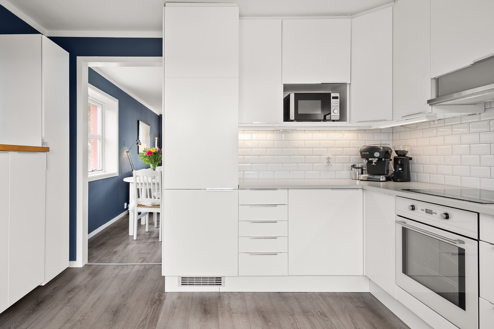 Kjøkkenet har integrerte hvitevarer med komfyr, platetopp,
oppvaskmaskin og kjøl/fryseskap. Galleribilde