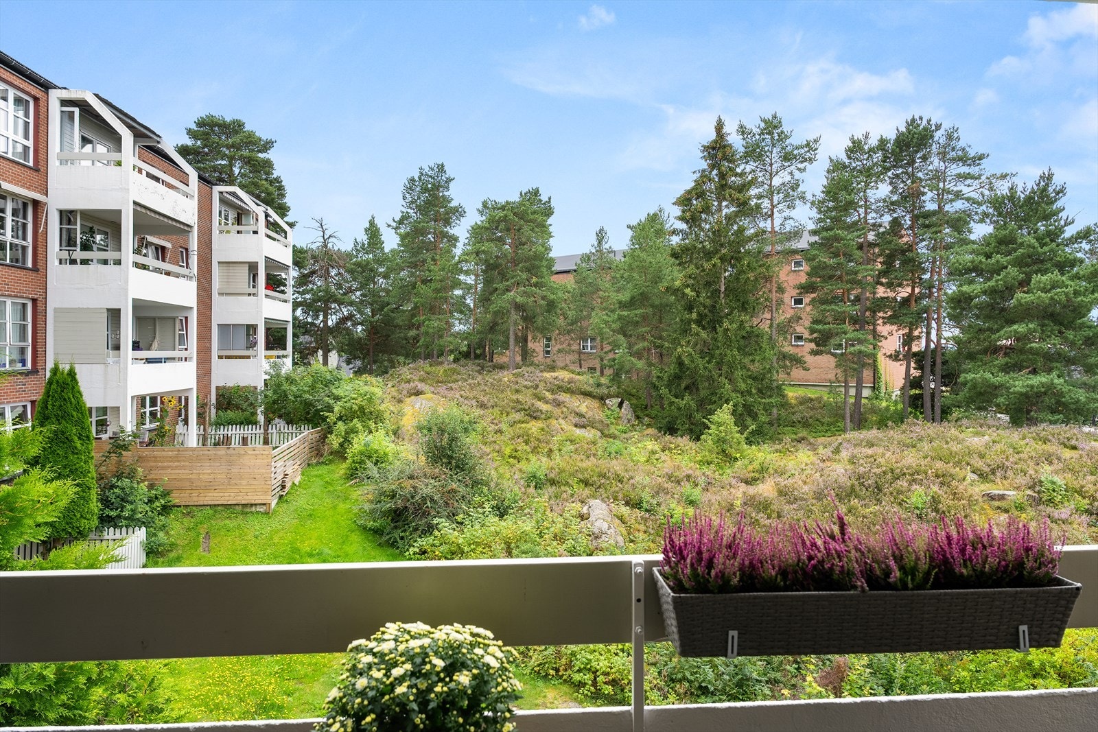 Balkongen vender mot sydvest og gode solforhold kan nytes. Hyggelig utsyn mot grønne fellesarealer. Galleribilde