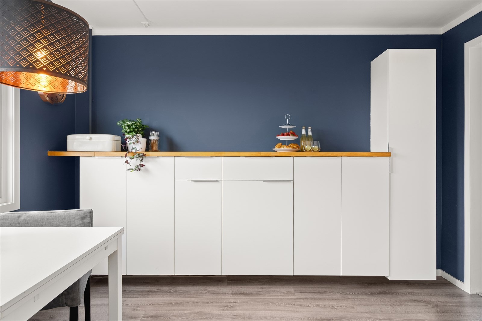 Det er rikelig med skap- og benkeplass på kjøkkenet. Galleribilde