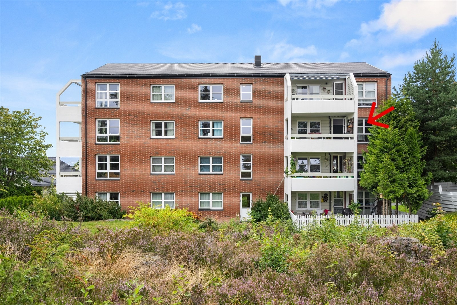 Boligen beliggende i byggets 3. etg. med god intern beliggenhet i borettslaget. Galleribilde