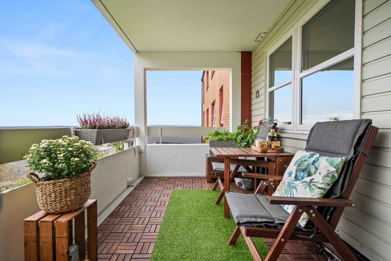 Det er god plass til en grill her ute, slik at deilig grillmat kan nytes på vår- og sommerhalvåret. Galleribilde