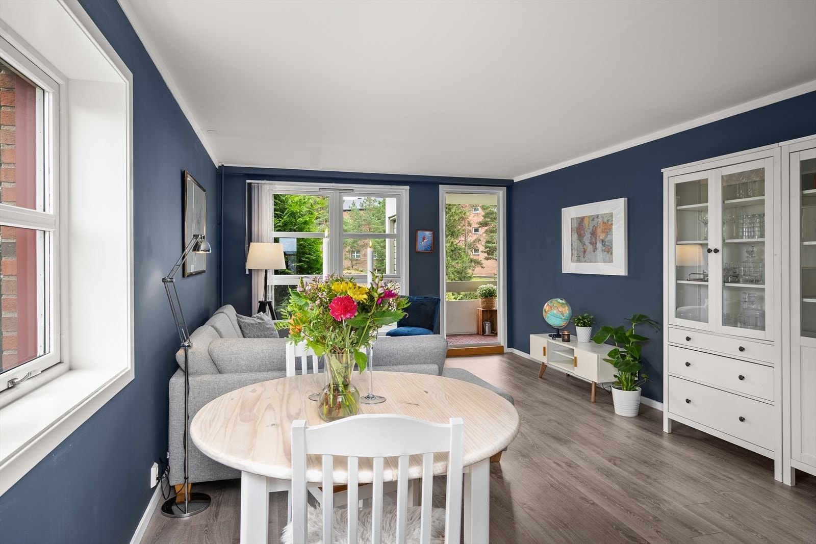 Stuen er et sosialt oppholdsrom med plass til både sofa og spisegruppe. Galleribilde