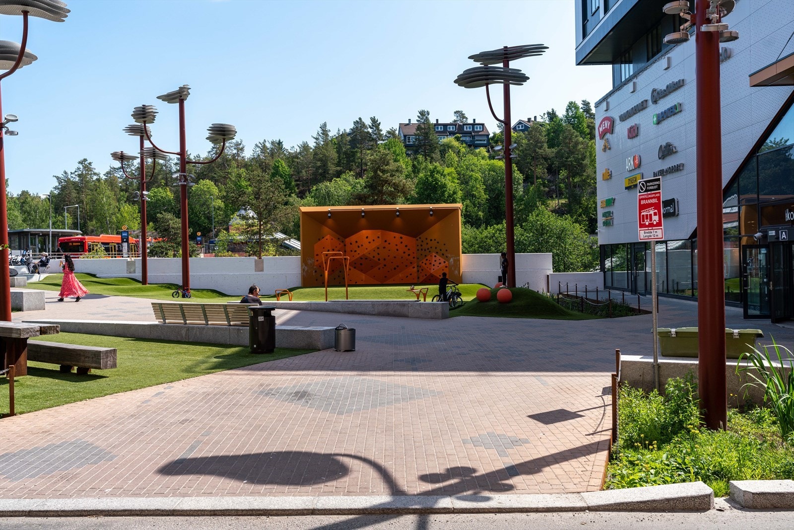Flott uteplass med klatrevegg rett utenfor Holmlia Senter. Galleribilde