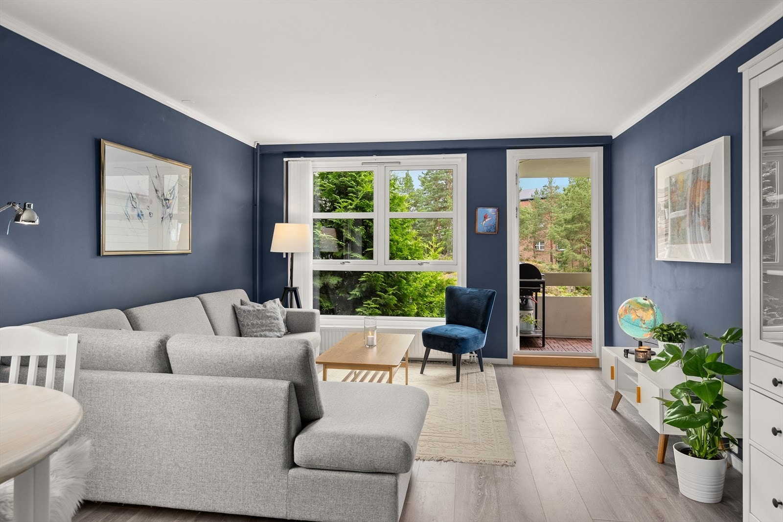 De store vinduene sørger for rikelig med lysinnslipp.
Boligen har vinduer fra 2007 og 2017. Galleribilde