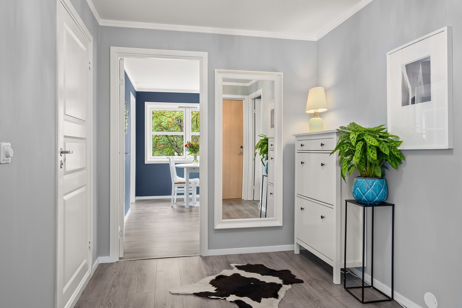 Lys og luftig entré med god plass til garderobeløsning. Galleribilde