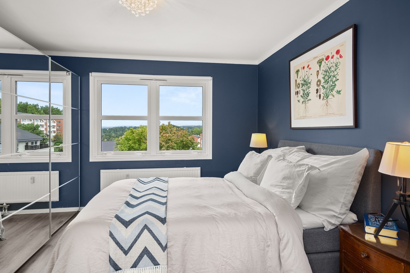 Boligen største rom er på ca. 16 m² og har god plass til dobbeltseng, nattbord, kommode og ønskelig garderobeløsning. Galleribilde