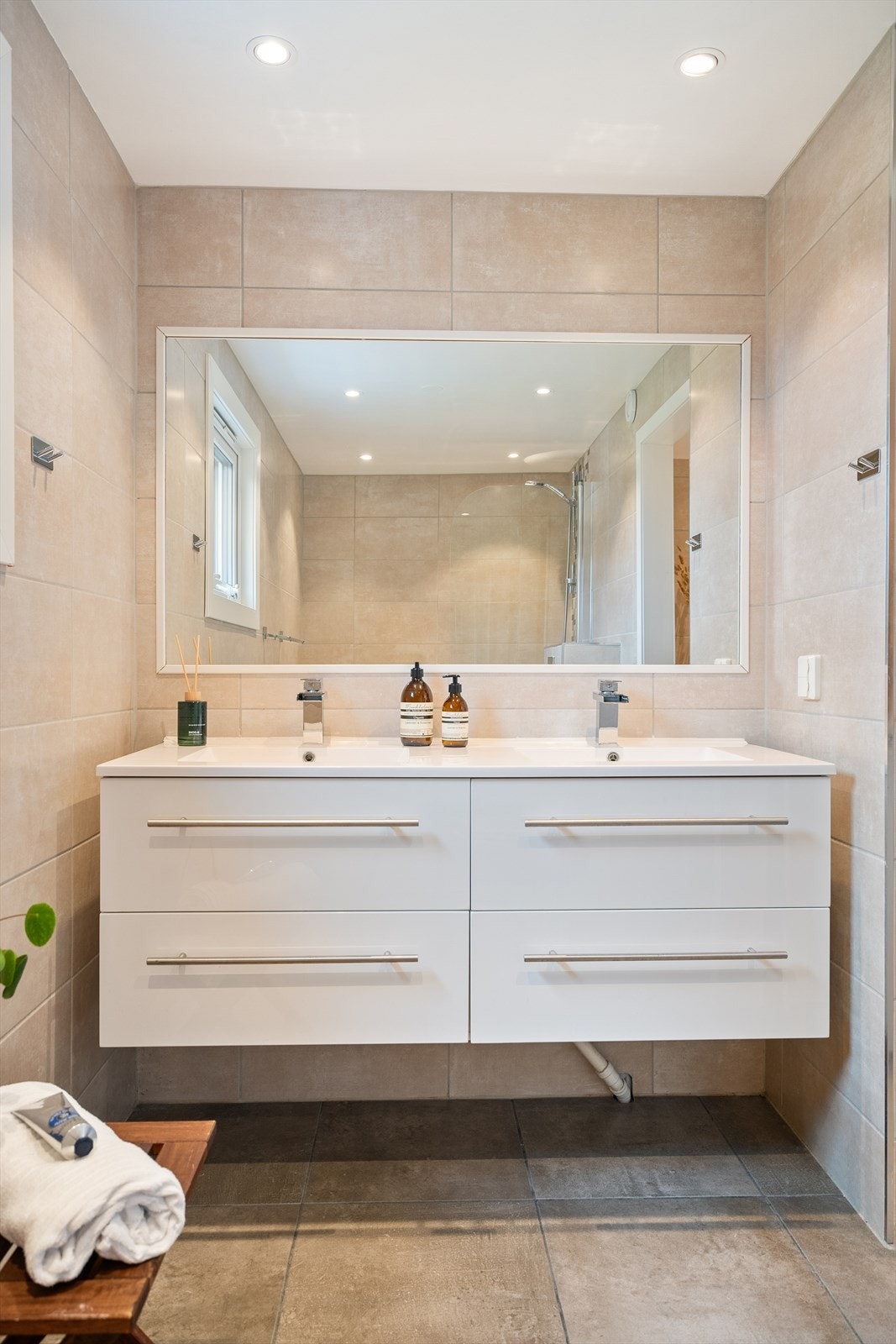 Boligens bad er pusset opp i 2017. Det er underliggende gulvvarme. Himling er senket og det er installert downlights. Galleribilde