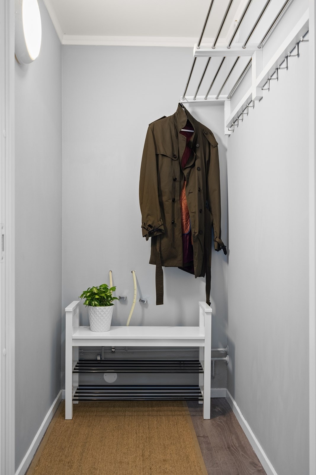 Fra entréen har du tilgang til en innvendig bod. Praktisk med tanke på yttertøy og sko samt annen oppbevaring. Galleribilde