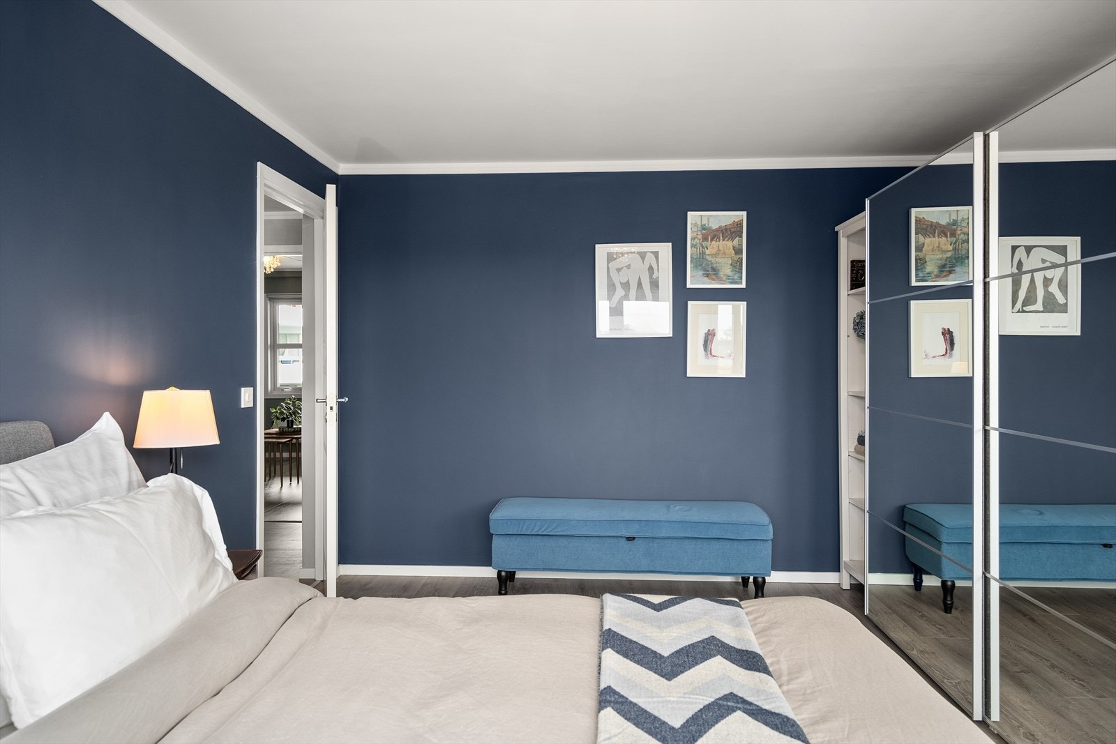 Rommet er malt i en moderne blåfarge. Galleribilde