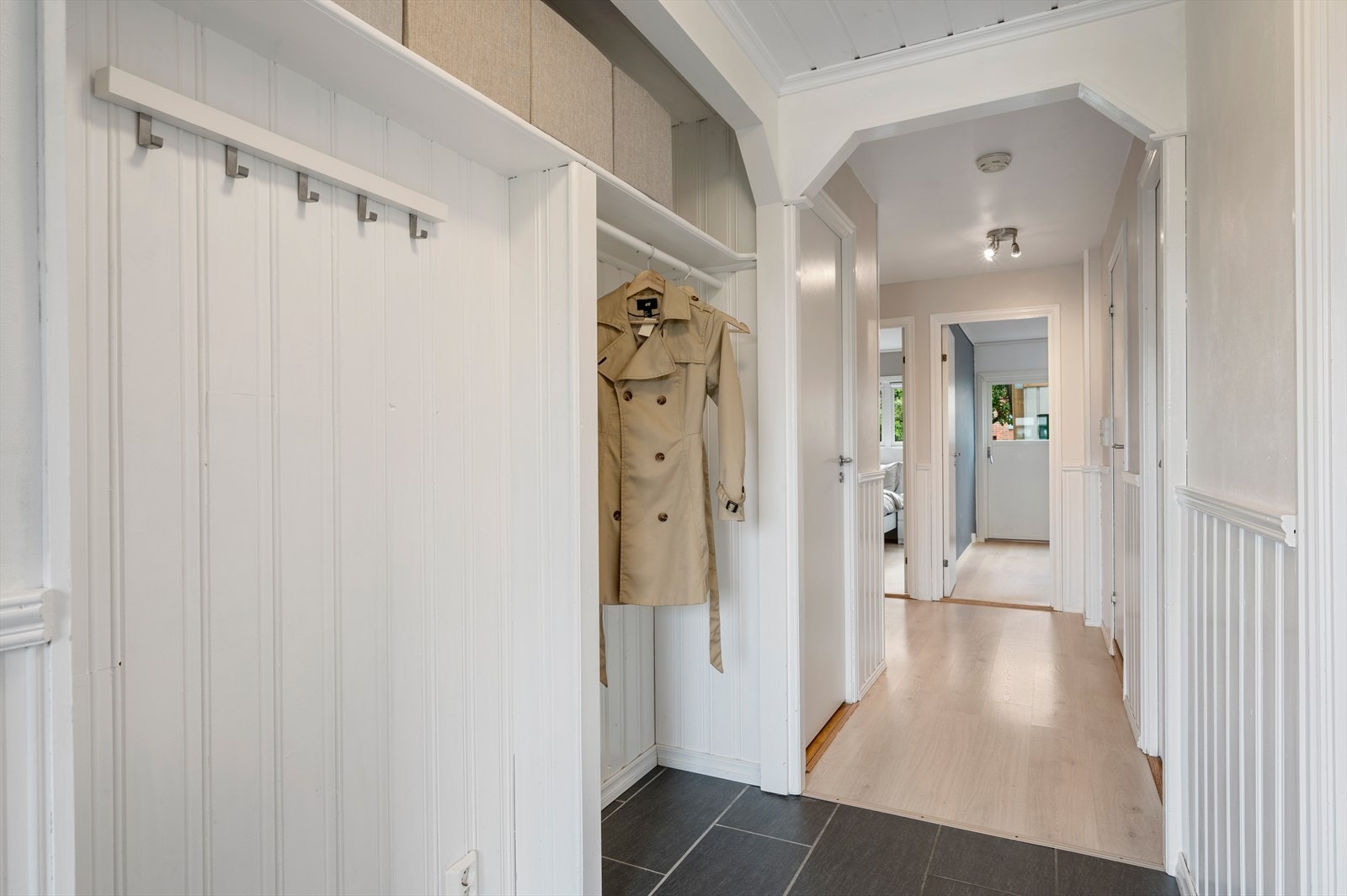 - Entréen måler 3,2m² og har god plass til oppbevaring av sko og tøy - Galleribilde