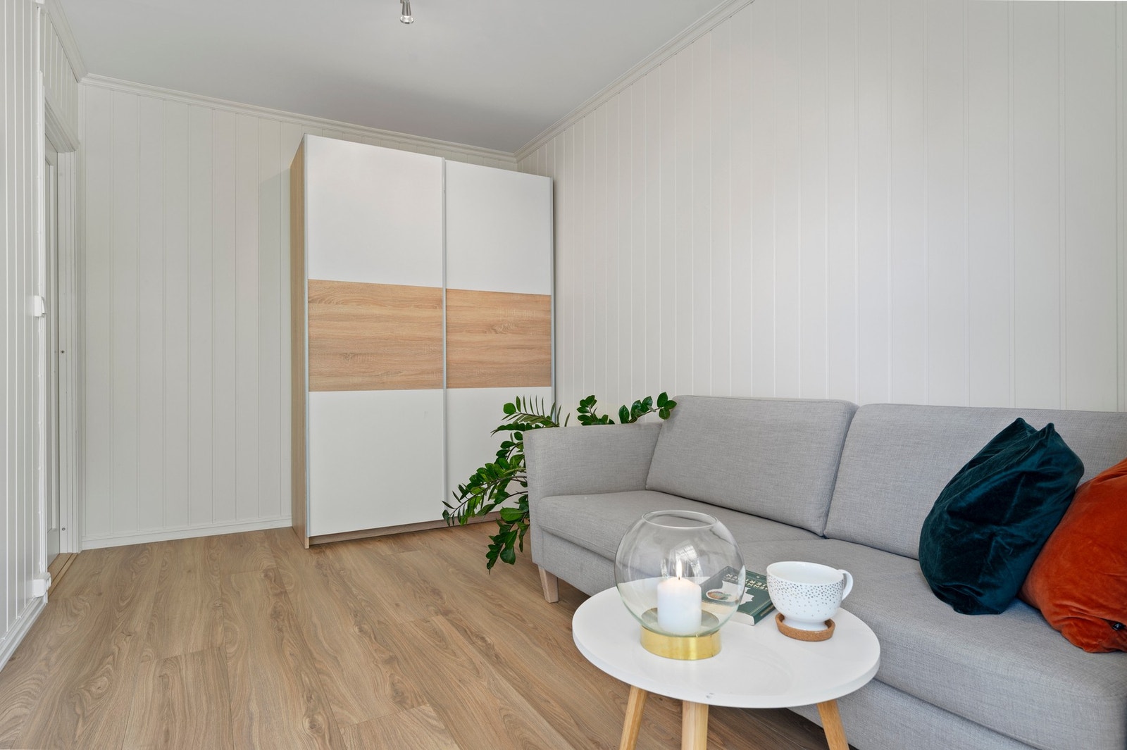 Soverom 2 har en praktisk skyvedørsgarderobe av god størrelse. Begge soverommene vender ut mot rolig bakgård. Galleribilde