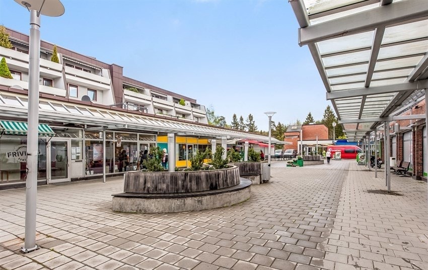 Ellingsrud Senter ligger i umiddelbar nærhet og inneholder Kiwi, Narvesen, frisør, café og tannlege. Galleribilde