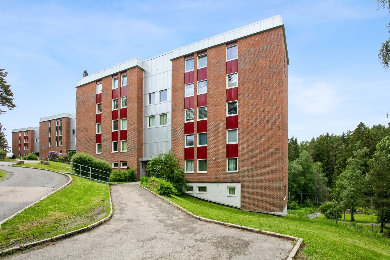 Leiligheten ligger i et flott og skjermet boligområde på Ellingsrud Vest med nærbutikk og offentlig kommunikasjon i umiddelbar nærhet. Galleribilde