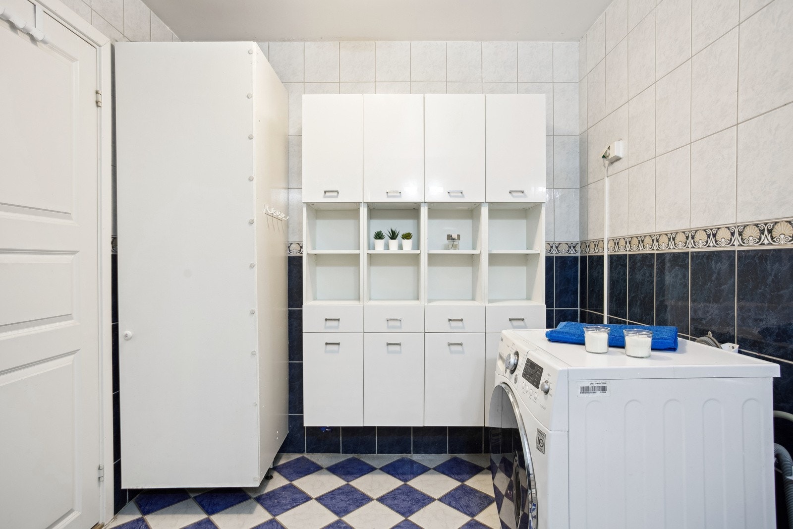 Badet har også et praktisk tørkeskap. Opplegg for vaskemaskin. Galleribilde