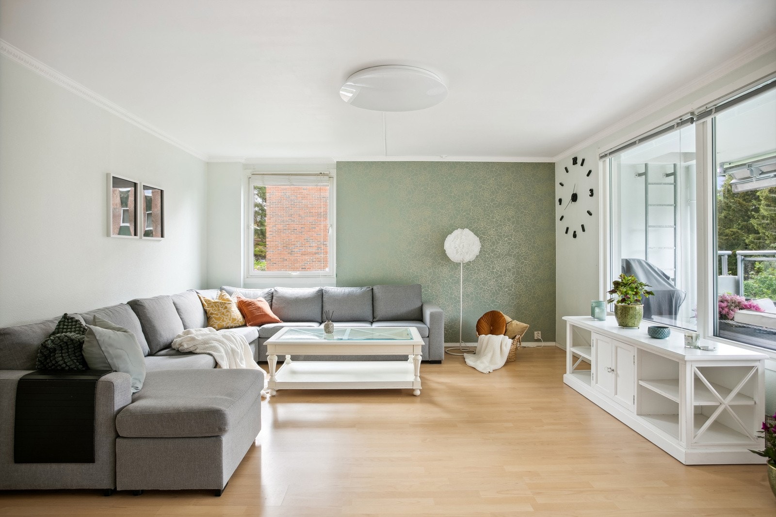 Stor og luftig stue med store vindusflater som slipper inn rikelig med lys. Galleribilde