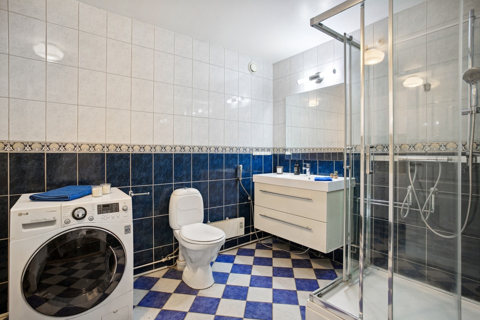 Boligen har separat bad og toalettrom. Badet er flislagt og består av dusjkabinett, formstøpt servant, ett-greps kran og laminat skapinnredning. Galleribilde