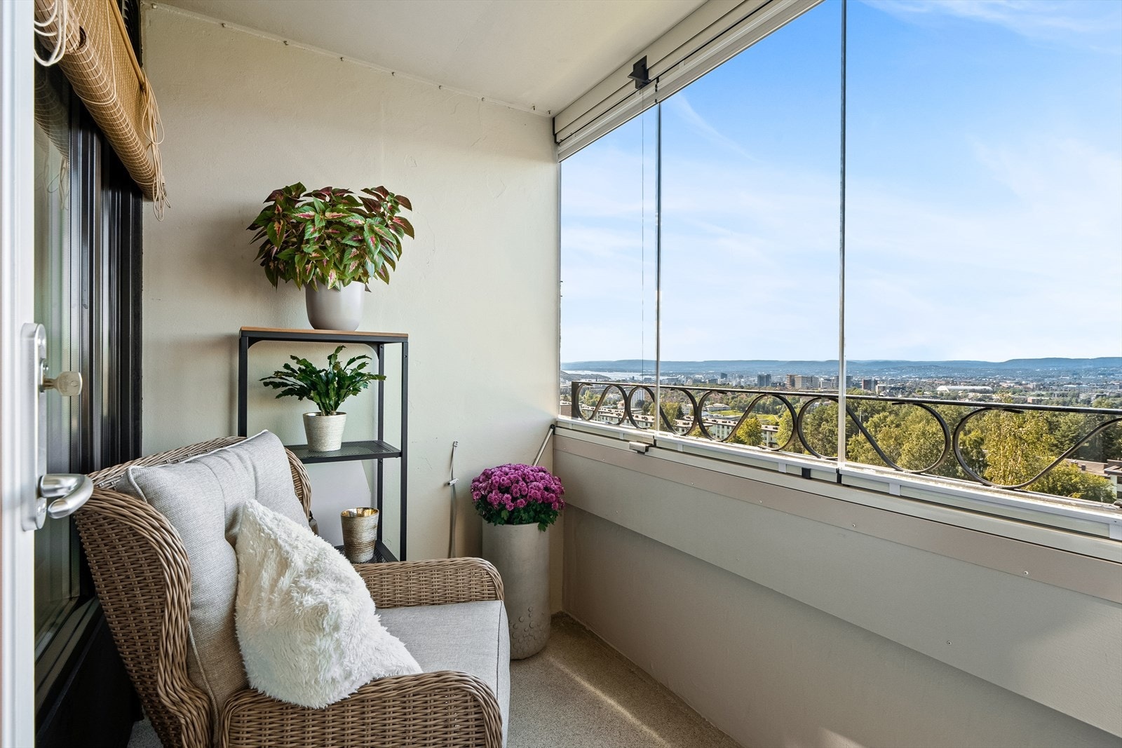 En lys og pen andelsleilighet med flott nordvestvendt balkong på 6 m², heis og stor felles takterrasse med panoramautsikt over Oslo. Galleribilde