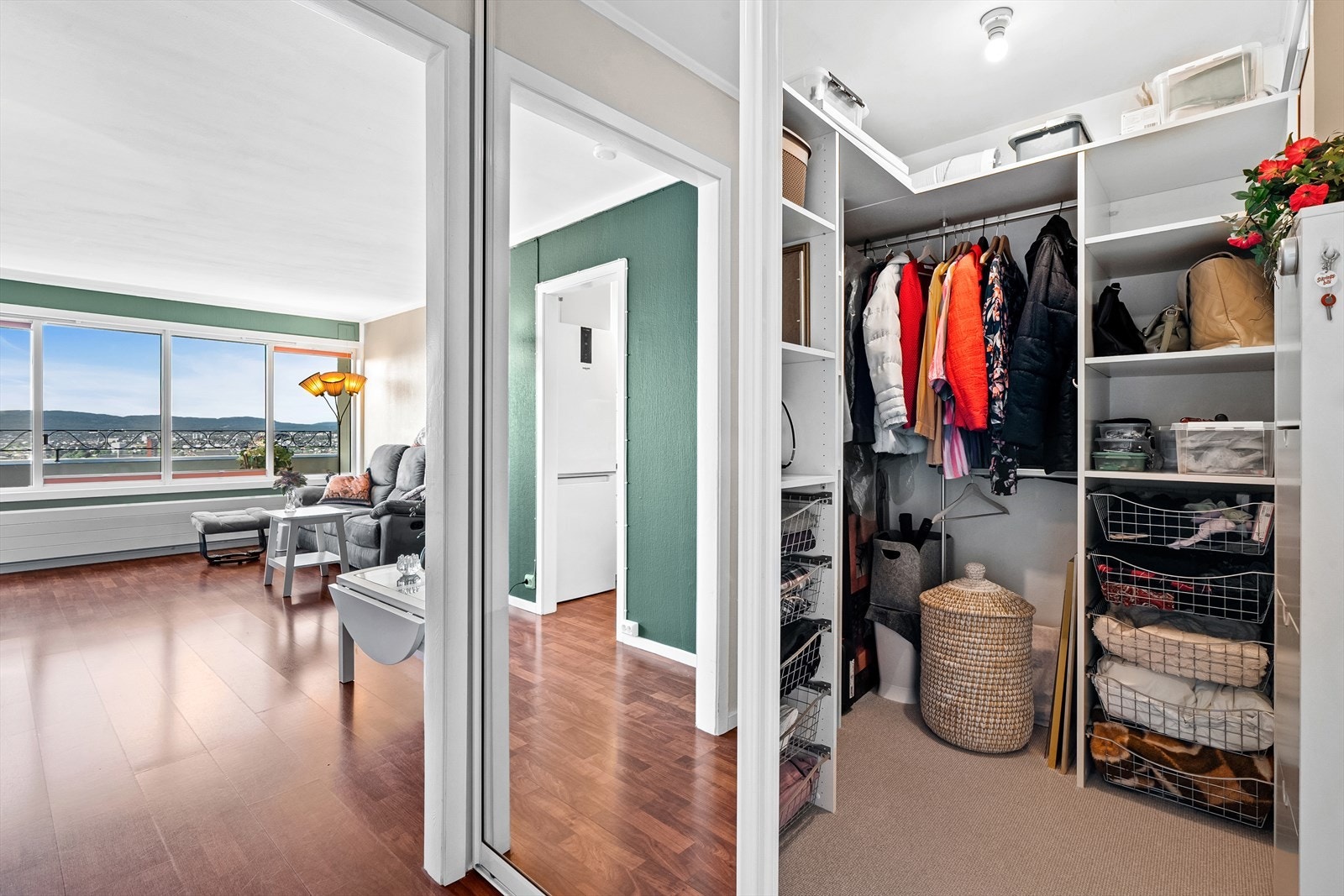 Entré med plass for yttertøy og sko i skap og skyvedører med speilfronter inn til garderoberom. Galleribilde