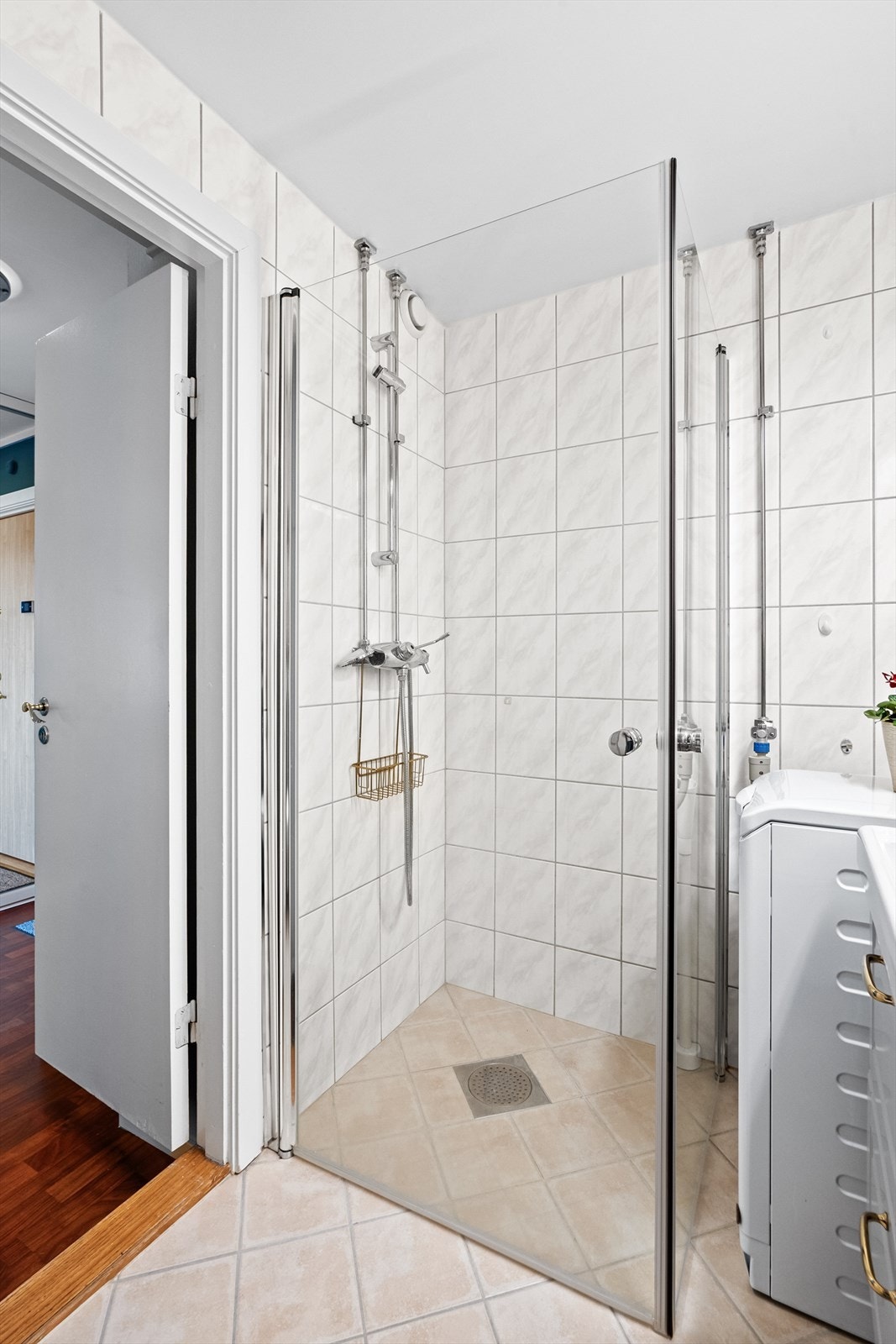 Bad/wc er rehabilitert i regi av borettslaget i 2010 med nye overflater, nye sluk, røropplegg og membranløsninger. Galleribilde