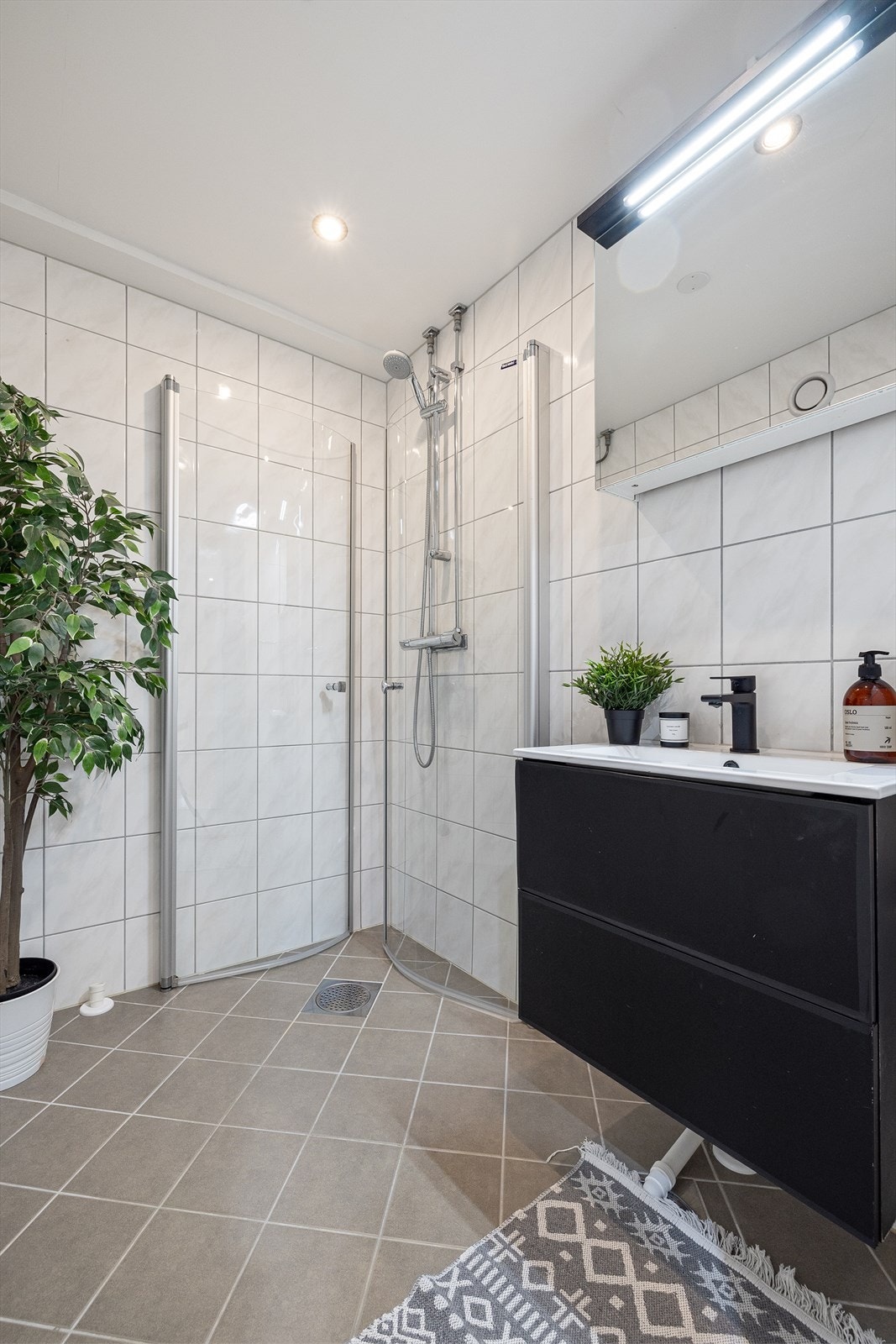 Helfliset bad med varmekabler i gulv og downlights i himling Galleribilde
