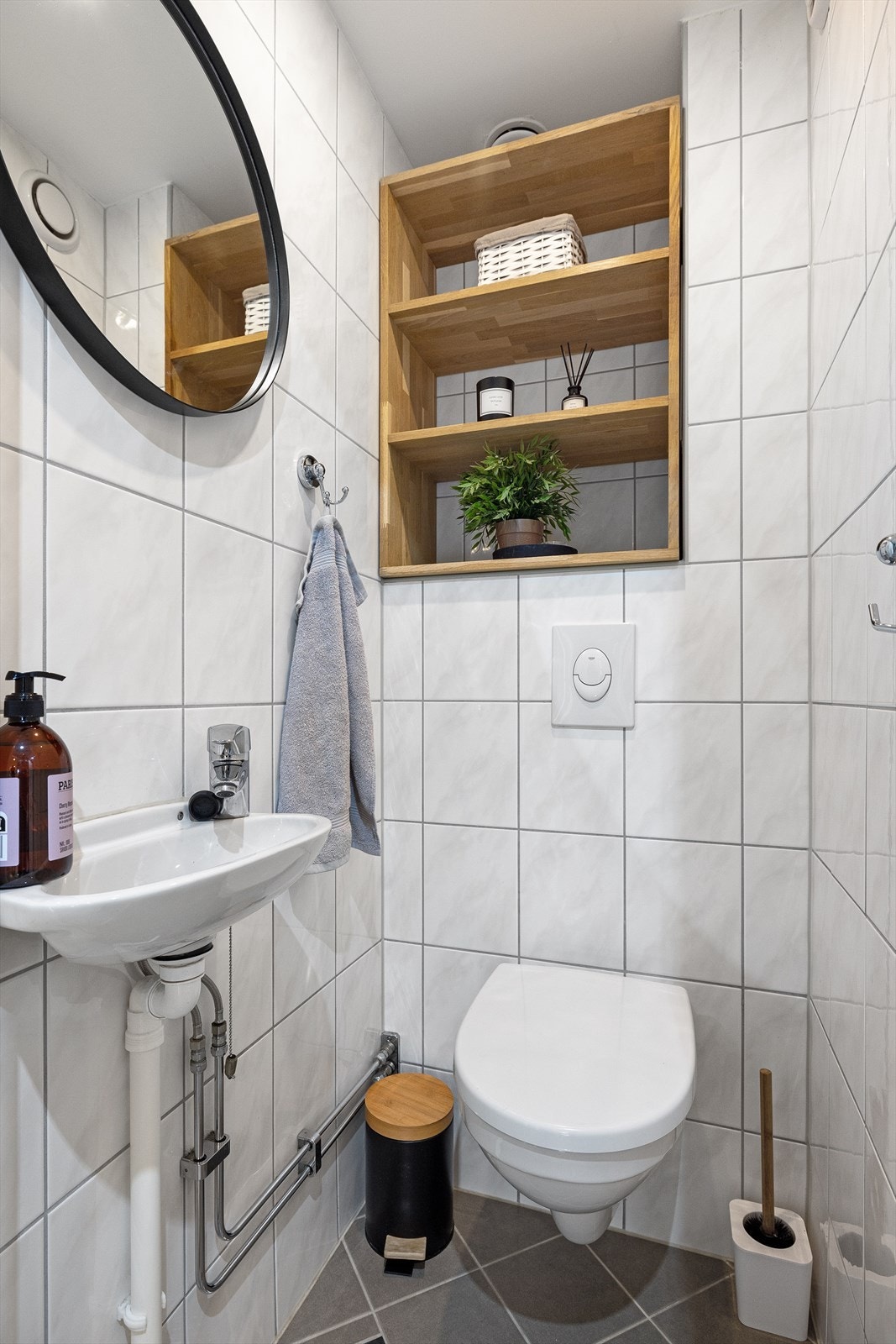 Separat, helfliset toalettrom, vegg i vegg med badet Galleribilde