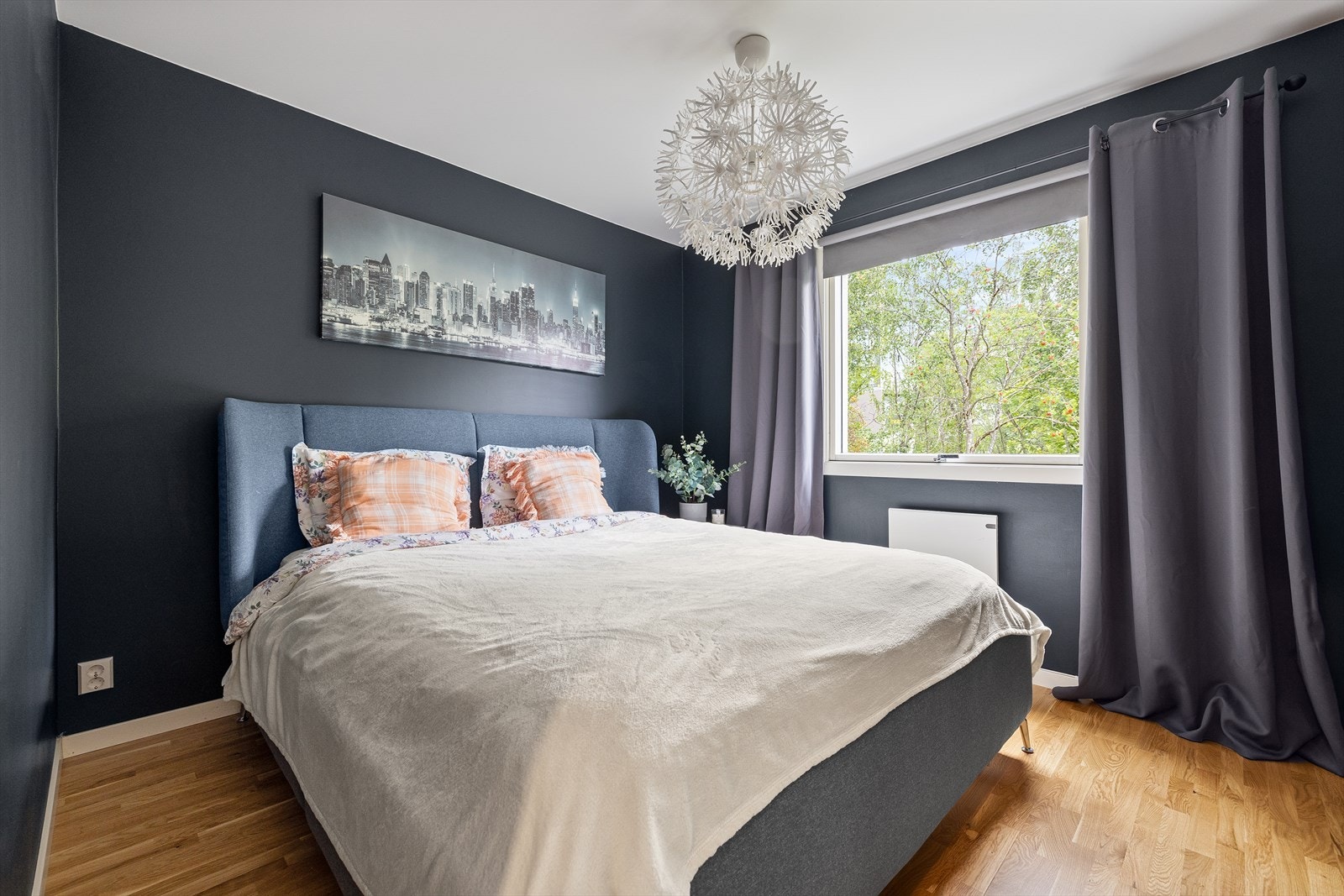 Lunt og fint hovedsoverom Galleribilde