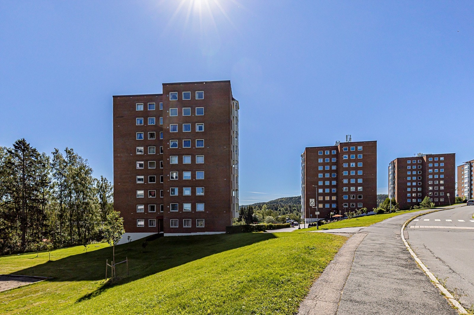 Her har man skoler for alle alderstrinn, barnehager, god offentlig kommunikasjon og et rikt utvalg av servicetilbud like i nærheten! Galleribilde