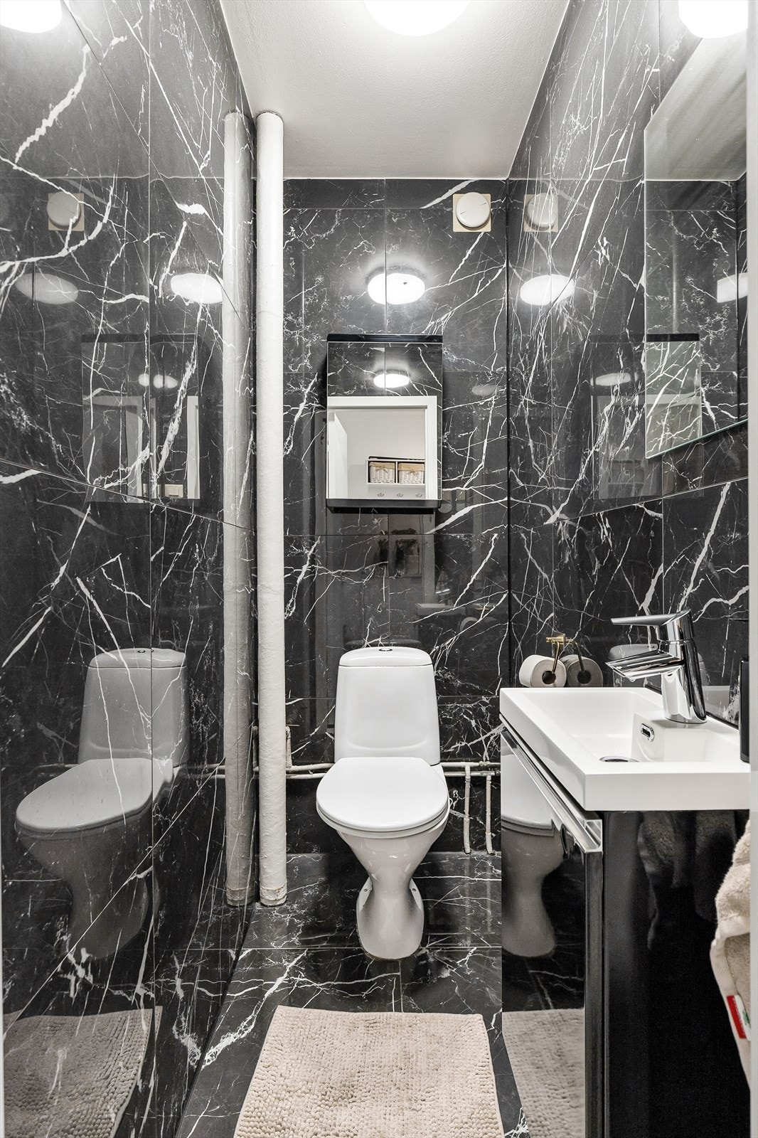 I rommet ved siden av badet finner du et praktisk toalettrom. Her er det flislagt på gulv og vegger. Innredningen består av servant med underskap og toalett. Rommet fikk ny innredning i 2018. Galleribilde