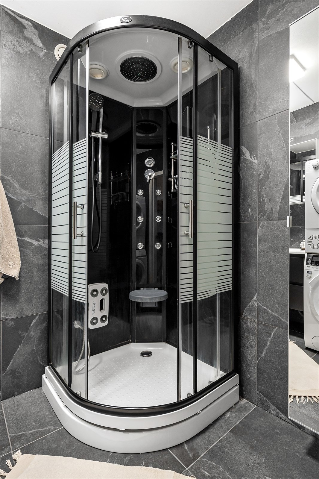 Videre har badet dusjkabinett og opplegg for vaskemaskin. Det er mekanisk avtrekk. Galleribilde