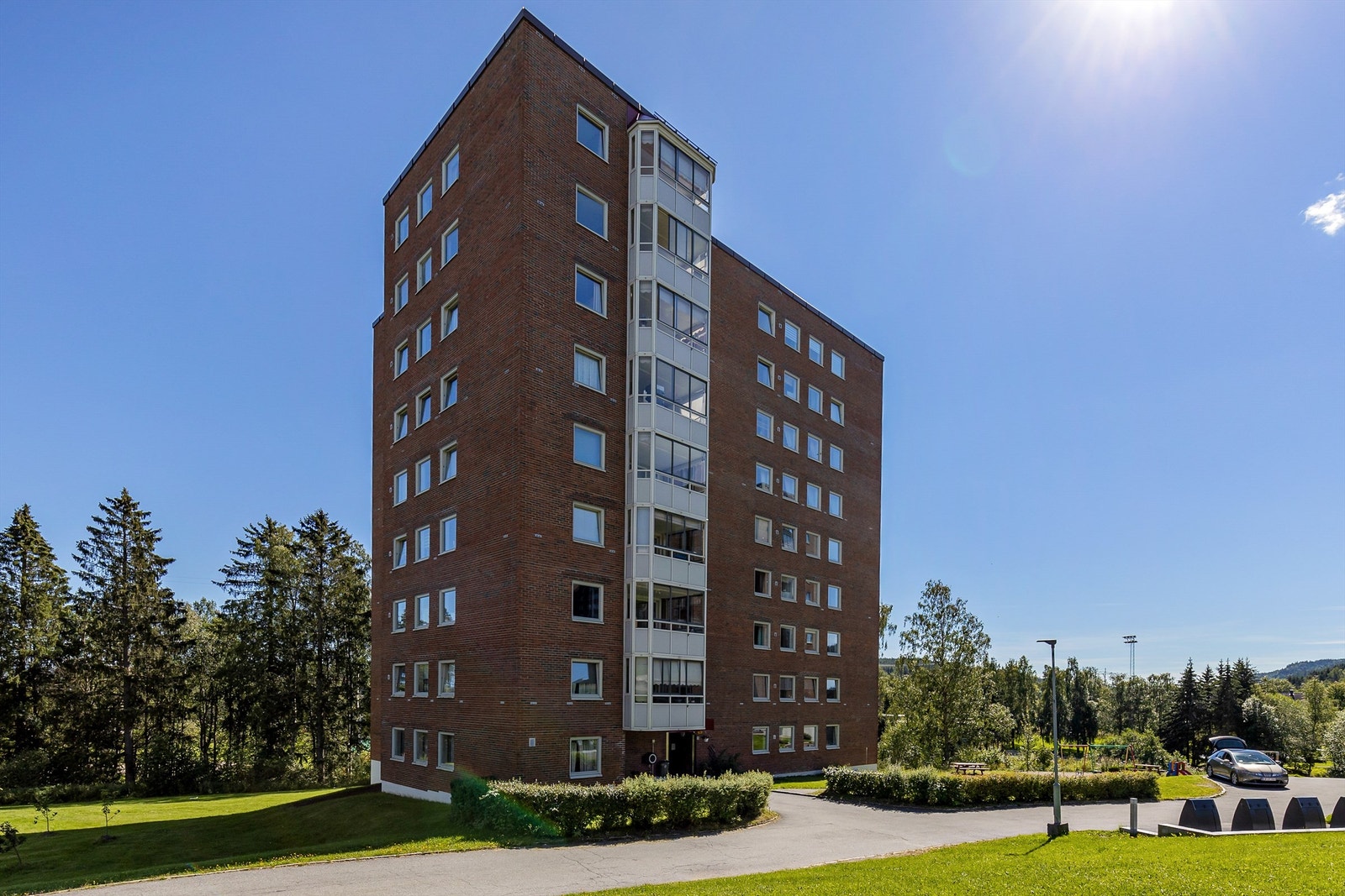 Boligen ligger i et hyggelig og svært barnevennlig nabolag på Karihaugen/Ellingsrud i Oslo kommune. Galleribilde
