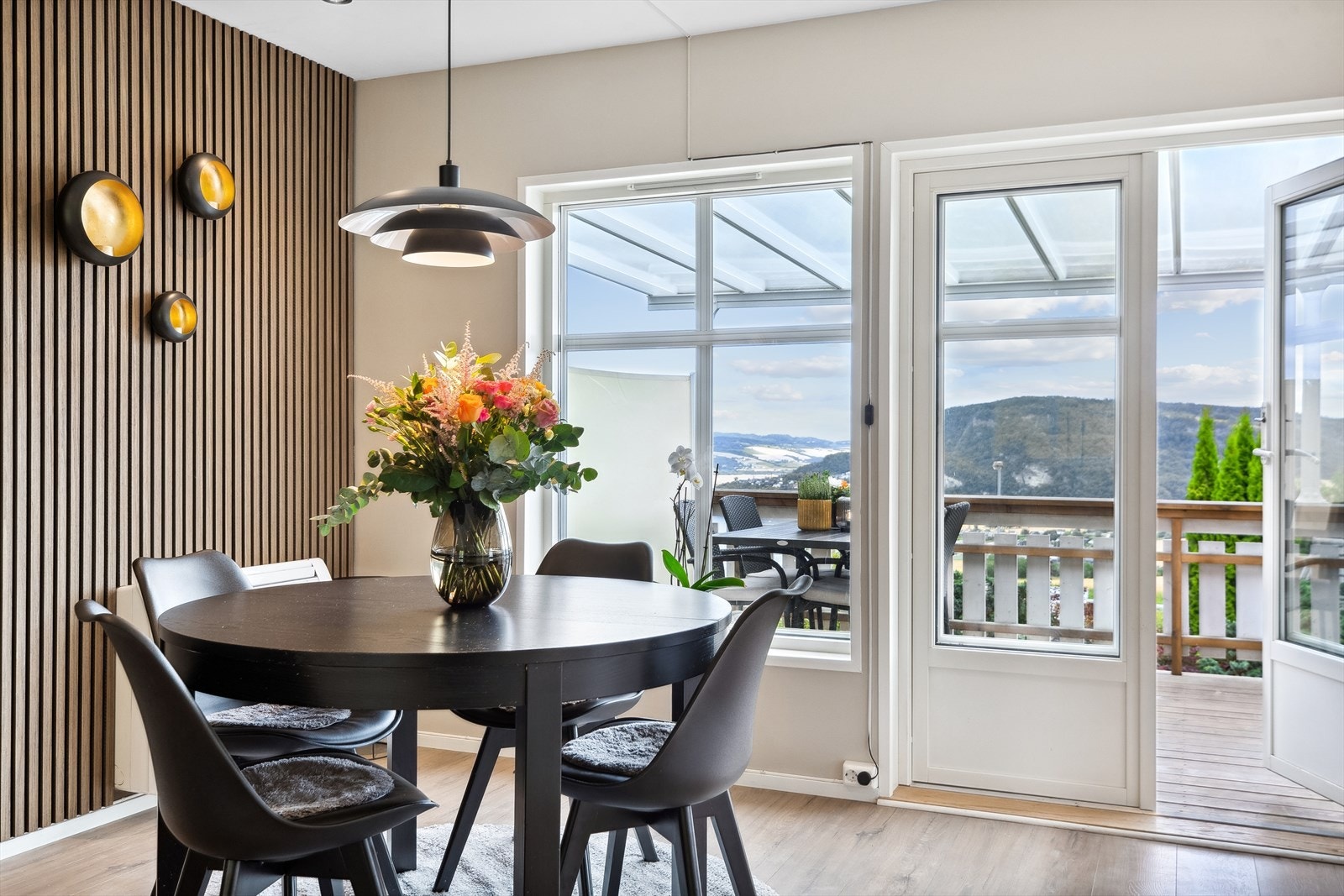Vinduene sender dagslyset inn fra flere retninger og i spisesonen er det utgang til en overbygget veranda. Galleribilde