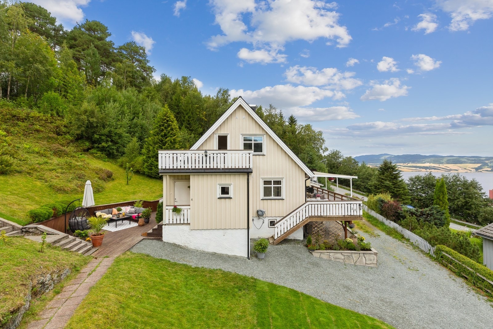 Hagen er velstelt, og pent opparbeidet med plenareal og beplantninger. Huset ligger på en utsiktstomt med utsikt utover mot Buvik sentrum og Buvikbukta. Galleribilde