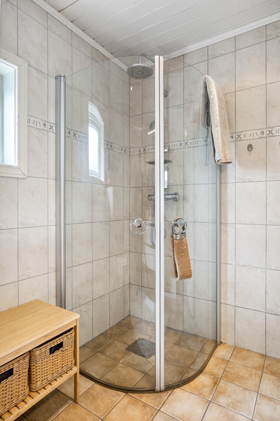 Det er flislagt overflater, varme i gulvet, downlights i himlingen og mekanisk avtrekk. Galleribilde