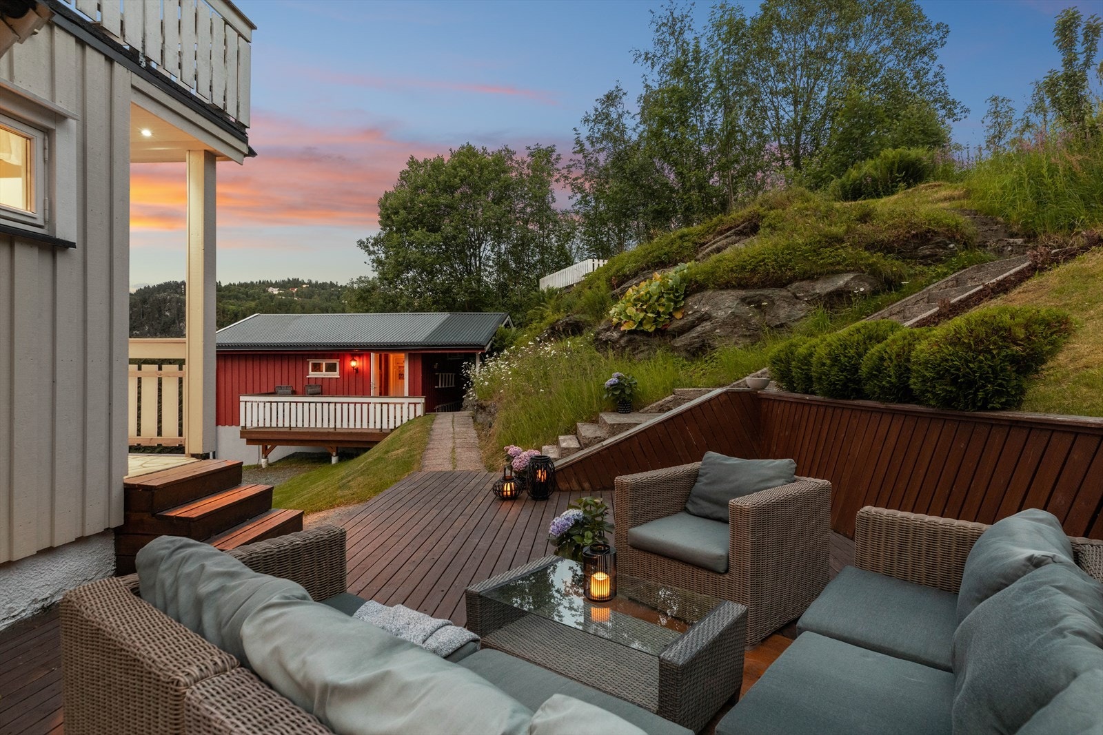 Terrassen ved inngangspartiet kan pyntes opp med sittegrupper, blomster og lyslykter. Galleribilde