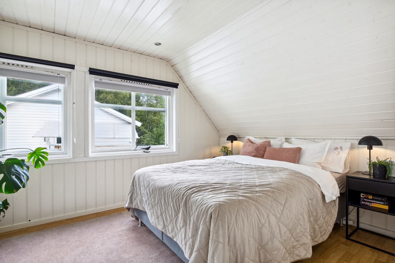 Hovedsoverommet er på ca. 13 m² og har innfelte downlights i himlingen. Galleribilde
