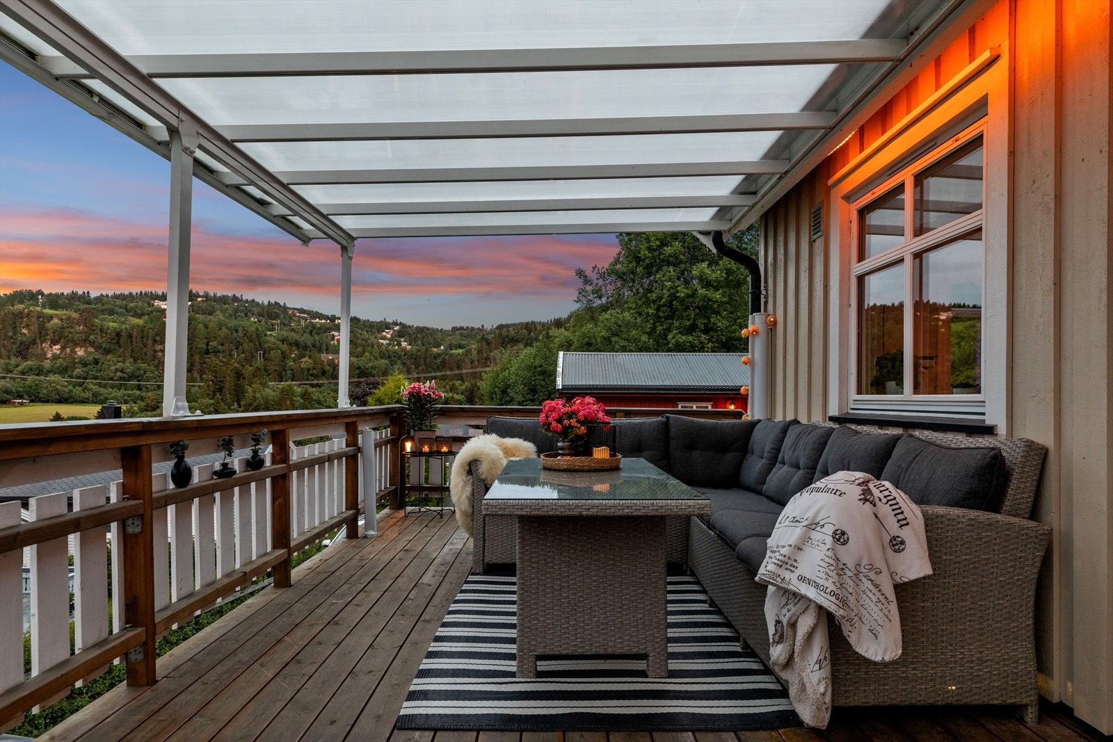 Verandaen er overbygget, slik at utvendig hygge også kan nytes på varme sommerdager med regn i luften. Galleribilde