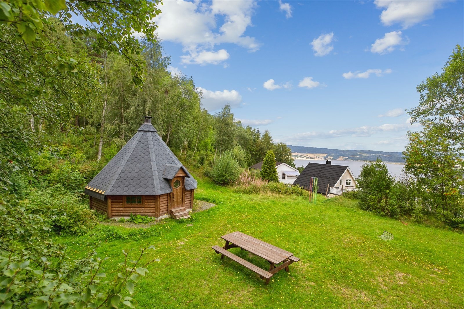 Rett bak huset har det blitt etablert ei koselig grillhytte som kan benyttes av nabolaget. Galleribilde