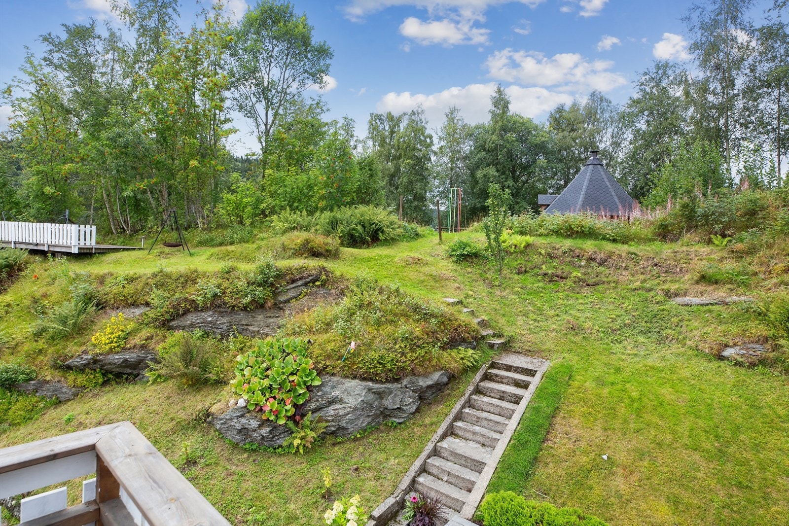 I bakkant grenser eiendommen mot et skogkledd friområde. Galleribilde