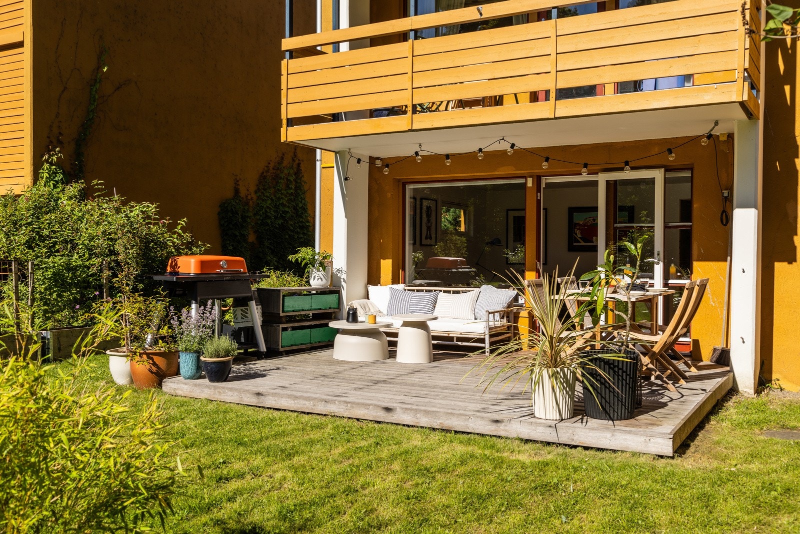 Stor sydøstvendt terrasse med god plass til diverse utemøbler for mat, lek og soling. Galleribilde