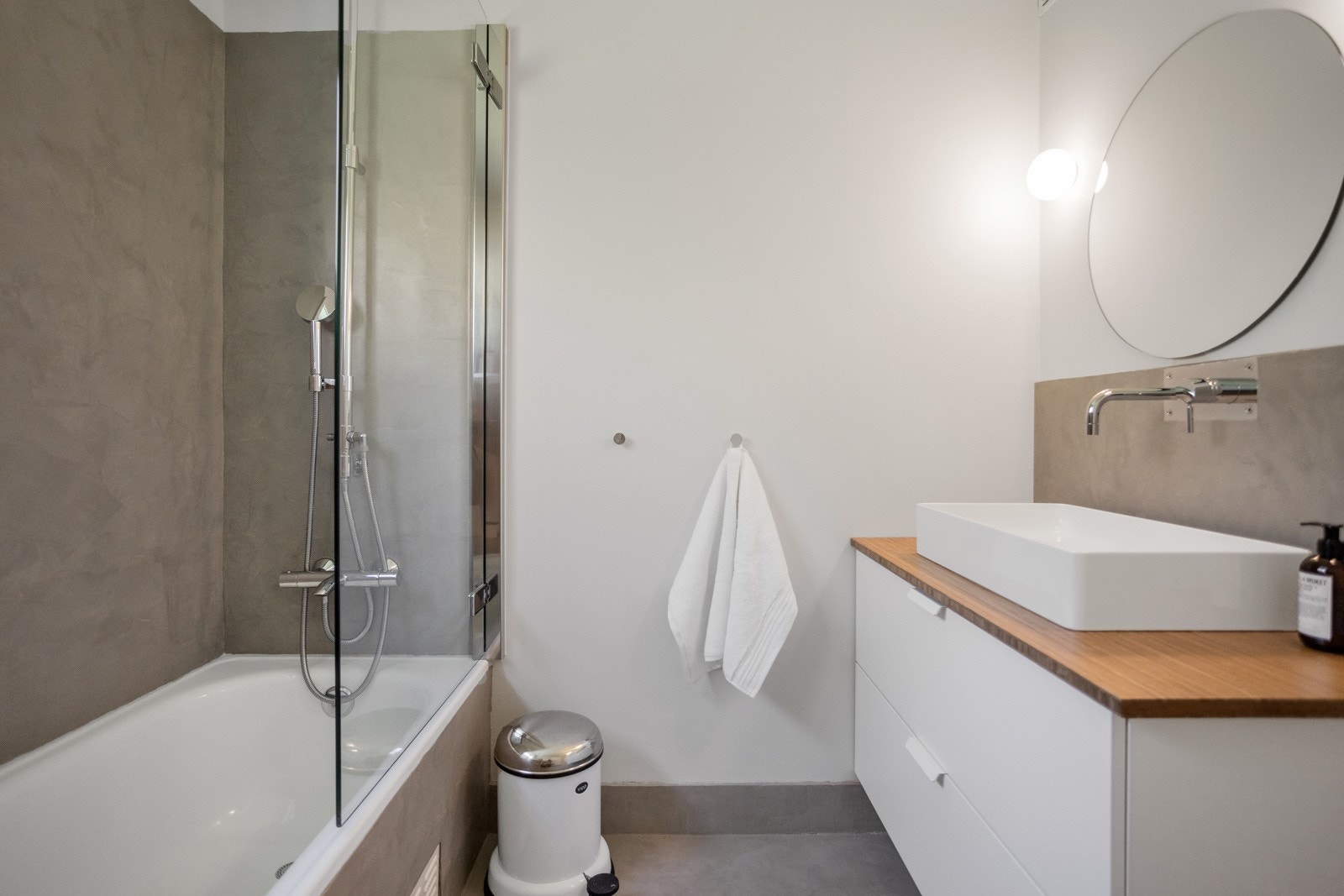 Badet ble pusset opp i 2008. Gulvet har pigmentert mikrosement fra 2019 på fliser fra 2008. Galleribilde