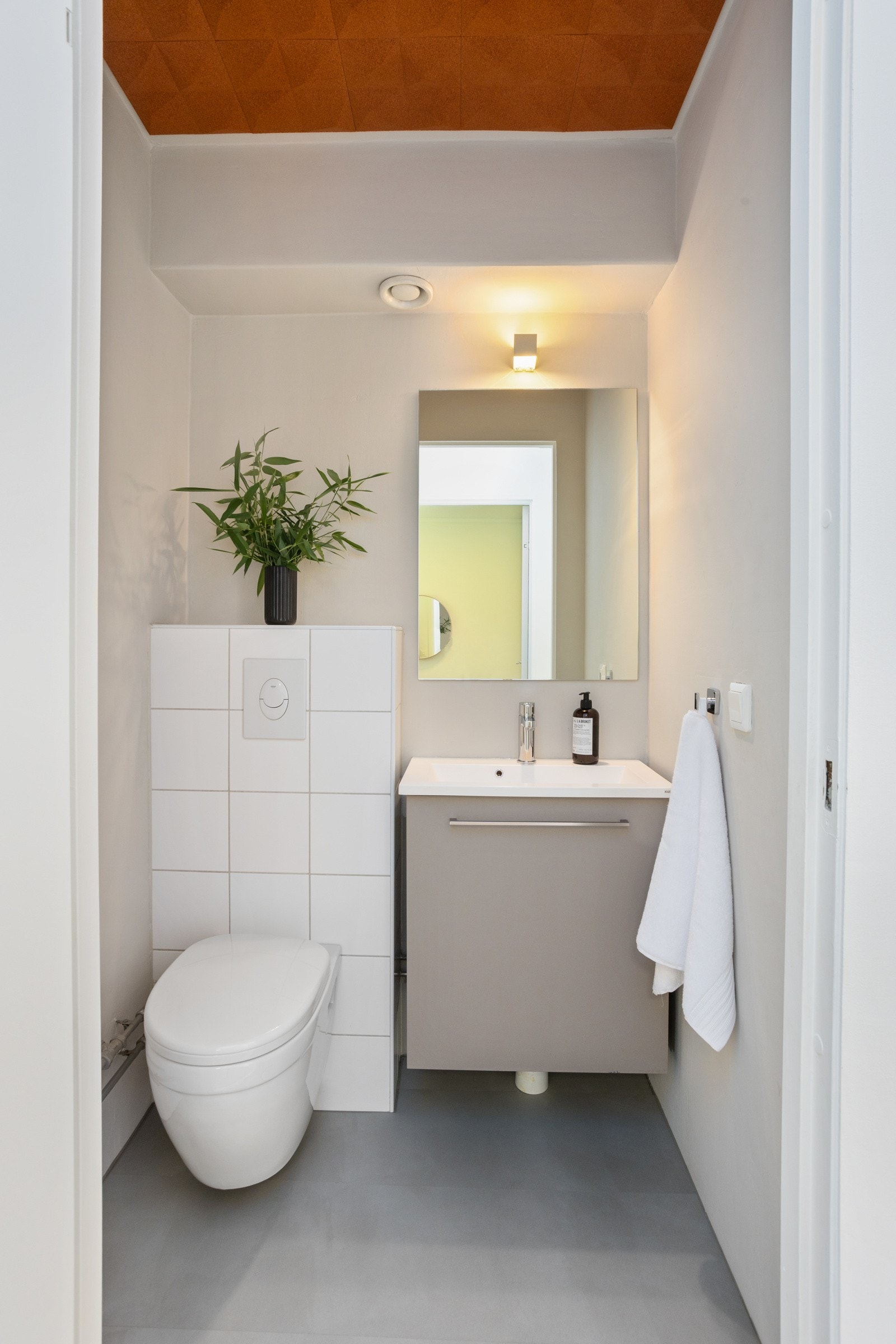 Praktisk separat toalett ved siden av badet. Galleribilde