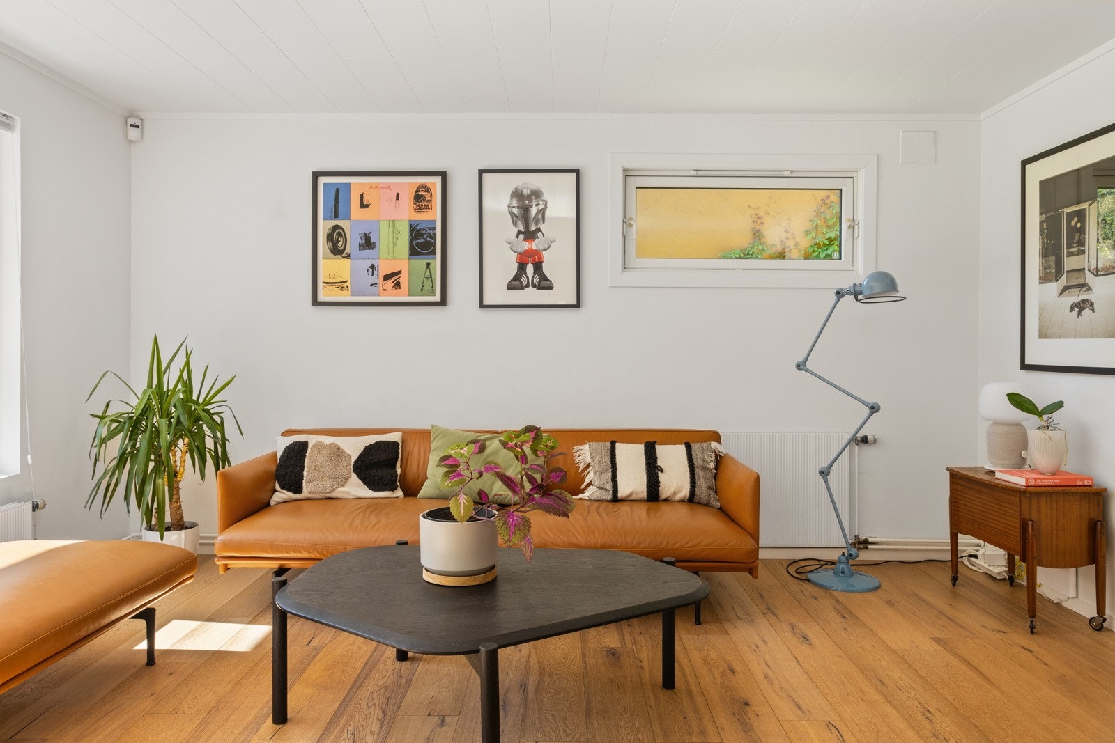 Stue med god plass til stor sofa for familien. Galleribilde