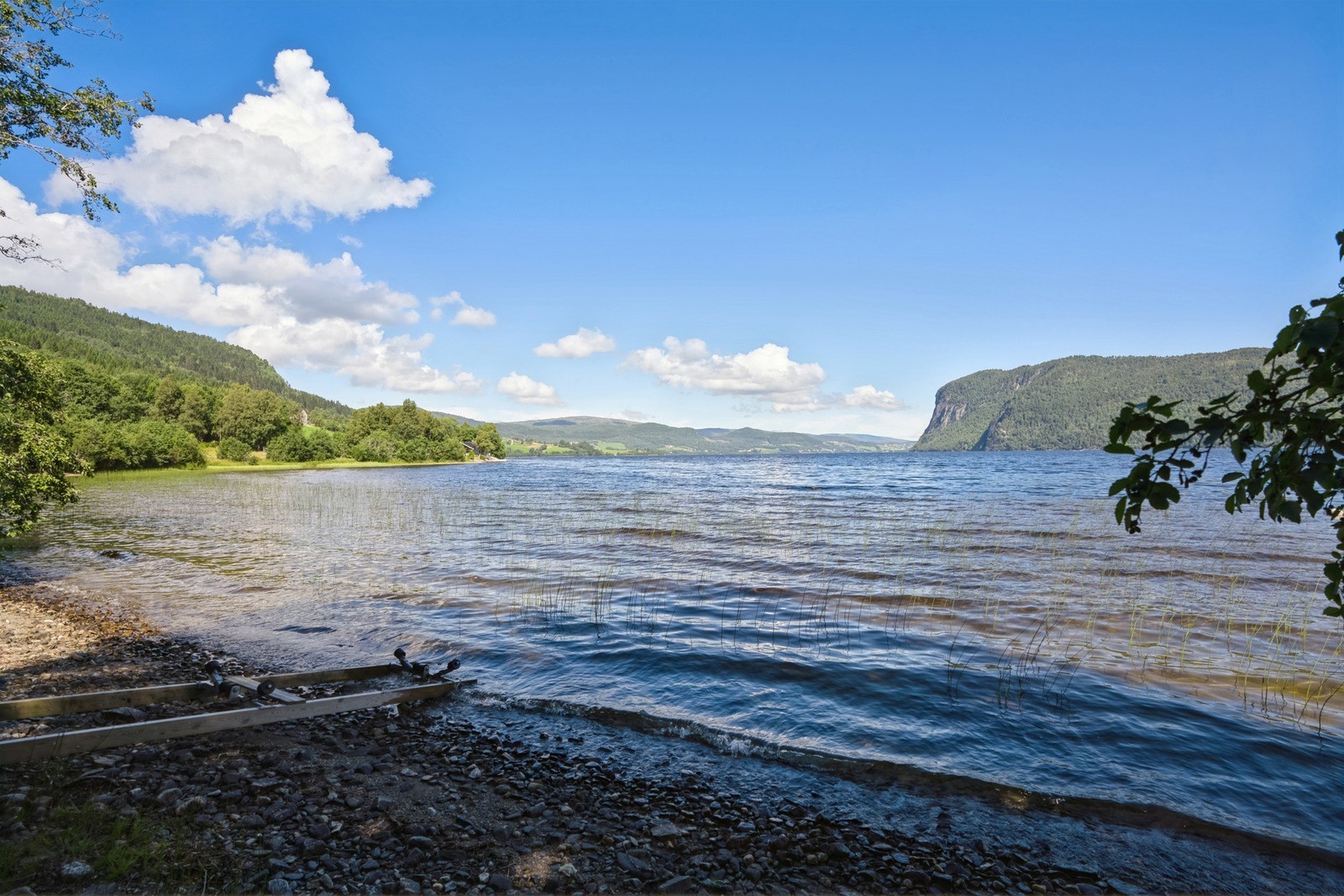 Omgivelsene inviterer til pur sommerlykke med bading, fisking og båtturer. Galleribilde